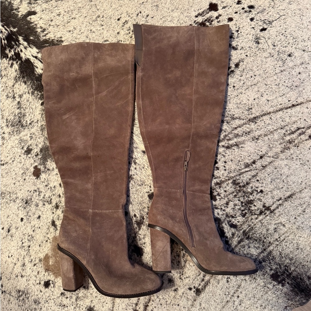 Chic Tan Suede Heeled Boots